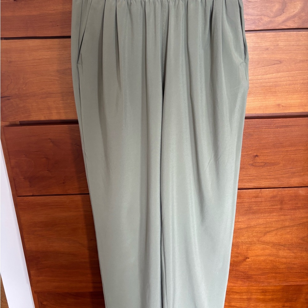 Women’s Vuori Villa Ankle Pant in Laurel in excellent condition